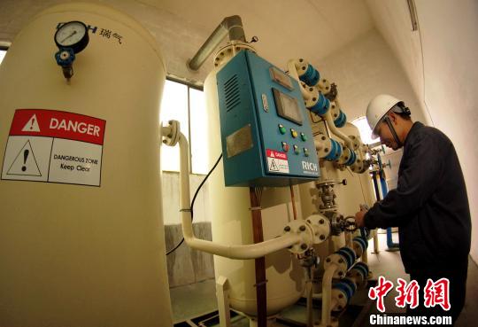 中央儲備糧贛州直屬庫有限公司一車間內(nèi)制氮設(shè)備正在作業(yè)?！⊥蹶魂?攝